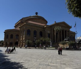 Teatro Massimo w Palermo – ujęcie boczne Boczne ujęcie Teatro Massimo z kolumnadą i kopułą w Palermo