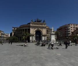 Teatro Politeama w Palermo Teatro Politeama Garibaldi z kwadryga na szczycie na Piazza Ruggero Settimo w Palermo
