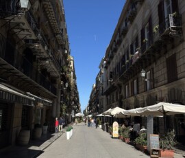 Via Maqueda – główna ulica Palermo Elegancka Via Maqueda z kawiarniami i zabytkowymi kamienicami w Palermo