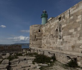 Castello Maniace – wieża z latarnią Narożna wieża Castello Maniace z zieloną latarnią morską i widokiem na Morze Śródziemne