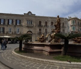 Fontanna Diany na Piazza Archimede w Syrakuzach Fontanna Diany z rzeźbą bogini otoczona palmami na Piazza Archimede w Syrakuzach