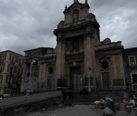 Kościół Santa Lucia alla Badia w Syrakuzach Barokowa fasada kościoła Santa Lucia alla Badia na wyspie Ortigia w Syrakuzach