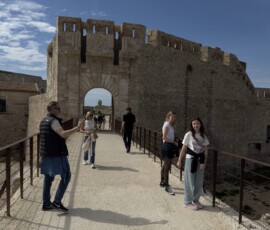 Marianna przy Castello Maniace w Syrakuzach Marianna stojąca przy bramie Castello Maniace na Ortigii w Syrakuzach