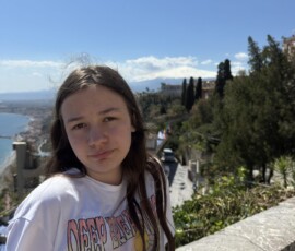 Marianna z widokiem na Etnę z Taorminy Portret Marianny z Etną pokrytą śniegiem i wybrzeżem Sycylii w tle