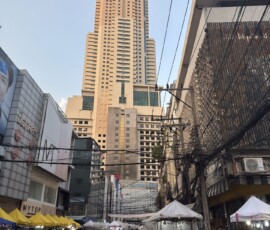 Bangkok – wieżowiec Baiyoke Tower i targ Wieżowiec Baiyoke Tower II widoczny nad ulicznym targiem w centrum Bangkoku