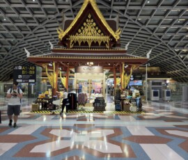 Lotnisko Bangkok – tradycyjny pawilon tajski Sklep w formie tradycyjnego tajskiego pawilonu ze złotym dachem na lotnisku Suvarnabhumi w Bangkoku