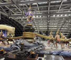 Lotnisko Bangkok – rzeźba Samudra Manthan Kolorowa rzeźba hinduska przedstawiająca Samudra Manthan na lotnisku Suvarnabhumi