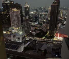 Bangkok nocą z hotelu z basenem infinity Nocna panorama Bangkoku z widokiem na podświetlone wieżowce i basen infinity na dachu hotelu