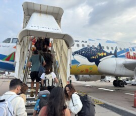 Bangkok Air – samolot z malowanym rekinem wielorybim Wsiadanie do samolotu Bangkok Air pokrytego kolorową grafiką rekina wielorybiego i tropikalnych ryb