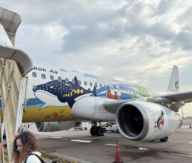 Bangkok Air – samolot z rekinem wielorybim z bliska Boczny widok na samolot Bangkok Air z grafiką rekina wielorybiego i rybek