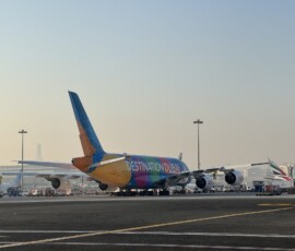 Airbus A380 Emirates na lotnisku w Dubaju Kolorowy Airbus A380 Emirates z napisem Destination Dubai na lotnisku w Dubaju