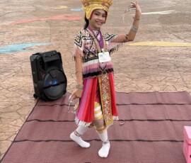 Krabi – tancerka w tradycyjnym stroju tajskim Młoda tancerka w złoto-czerwonym tradycyjnym stroju tajskim tańcząca na placu w Krabi