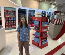 Marianna w sklepie Emirates na lotnisku Marianna stojąca w sklepie z gadżetami Emirates na lotnisku