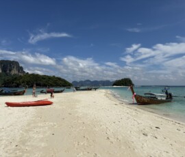 Phi Phi – Bamboo Island – wąska łacha z łódkami Wąska piaszczysta łacha z czerwoną kajakiem i łódkami longtail na Bamboo Island