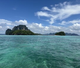 Phi Phi – widok na wyspę Ko Tup z morza Widok z morza na malowniczą skalistą wyspę Ko Tup (Chicken Island) w archipelagu Phi Phi