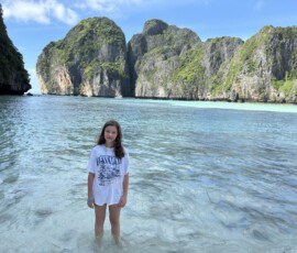 Marianna w wodzie w Maya Bay na Phi Phi Marianna stojąca w turkusowej wodzie zatoki Maya Bay z imponującymi skałami karst w tle