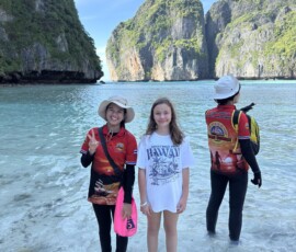 Marianna z przewodniczką w Maya Bay na Phi Phi Marianna pozuje z uśmiechniętą tajską przewodniczką w wodzie Maya Bay na Phi Phi