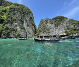 Phi Phi – Pileh Lagoon – łódki longtail w turkusowej wodzie Drewniane łódki longtail cumujące przy wysokich skałach wapiennych w lagunie Pileh na Phi Phi