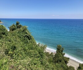 Panorama Morza Egejskiego z klifu Dzika plaża i panorama Morza Egejskiego widziana z klifu w Kokkino Nero
