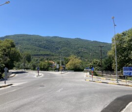 Znak drogowy Kokkino Nero Beach Znak drogowy wskazujący kierunek do Kokkino Nero Beach
