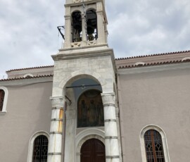Kościół prawosławny na Skiathos Kościół prawosławny z dzwonnicą i grecką flagą na wyspie Skiathos