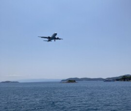 Samolot lądujący nad morzem na Skiathos Samolot podchodzący do lądowania tuż nad Morzem Egejskim na lotnisku Skiathos