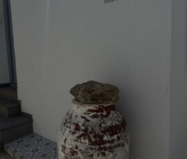 Stara amfora przy Casa Bianca – Skopelos Stara gliniasta amfora przy wejściu do domu Casa Bianca na Skopelos