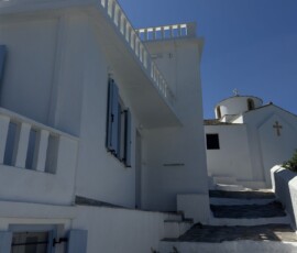 Uliczka z kaplicą – Skopelos Chora Białe domy z niebieskimi okiennicami i kaplica w Chorze na wyspie Skopelos