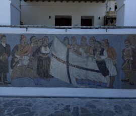 Mozaika historyczna – greccy żeglarze, Skopelos Mozaika przedstawiająca greckich żeglarzy i postacie w tradycyjnych strojach na Skopelos
