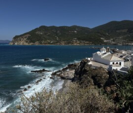 Panorama zatoki i portu – Skopelos Panorama zatoki i portu na wyspie Skopelos widziana z góry