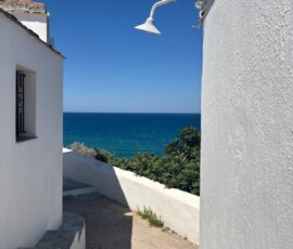 Biała uliczka z widokiem na morze – Skopelos Biała uliczka z zewnętrznym prysznicem z widokiem na Morze Egejskie na Skopelos
