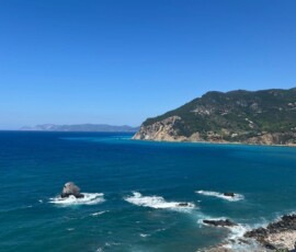 Panorama zatoki z wyspami w tle – Skopelos Panorama Morza Egejskiego z widocznymi wyspami i zielonymi klifami na Skopelos