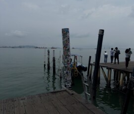 Molo Clan Jetty w Penang Drewniane molo Chew Jetty nad morzem w George Town w Penang