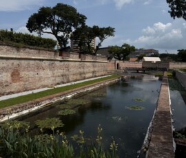 Fort Cornwallis w George Town Ceglane mury i fosa Fortu Cornwallis w George Town w Penang