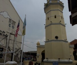 Meczet Kapitan Keling w George Town Żółty minaret meczetu Kapitan Keling w George Town w Penang