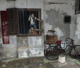 Mural Dzieci w oknie w George Town Mural przedstawiający dzieci w oknie na zabytkowej ścianie w Penang