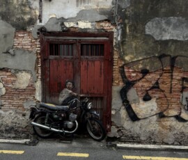 Mural z motocyklem w George Town Mural street art z prawdziwym motocyklem na murze w George Town