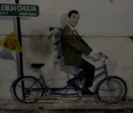 Mural z tandemem w George Town Mural mężczyzny na rowerze na ulicy Lebuh Chulia w Penang