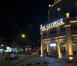 George Town nocą Oświetlone ulice George Town nocą w Penang