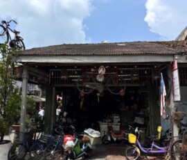 Sklep z rowerami w George Town Zabytkowy sklep pełen starych rowerów w George Town w Penang