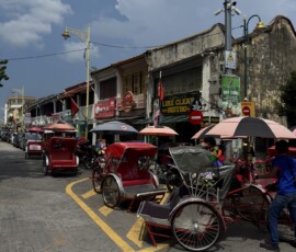 Riksze trishaw w George Town Zabytkowe riksze trishaw na ulicy w George Town w Penang