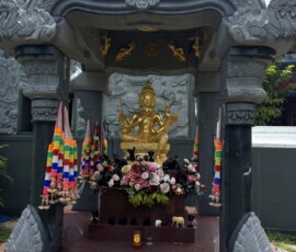 Ołtarz w Kek Lok Si Złoty ołtarz z bóstwem w świątyni Kek Lok Si w Penang