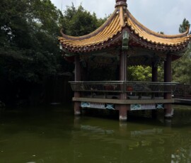 Pawilon nad stawem w Kek Lok Si Chiński pawilon nad stawem w świątyni Kek Lok Si w Penang