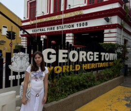 Marianna przy napisie George Town Marianna przy napisie George Town World Heritage w Penang