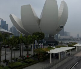 Muzeum ArtScience w Singapurze Budynek Muzeum ArtScience w kształcie lotosu nad Marina Bay