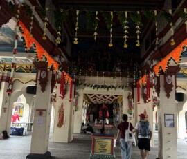 Wnętrze świątyni Sri Mariamman Ozdobne wnętrze hinduskiej świątyni Sri Mariamman w Singapurze