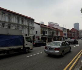 Uliczka w Chinatown Zabytkowe kamienice i ruch uliczny w singapurskim Chinatown