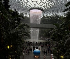 Wodospad Rain Vortex w Jewel Changi Najwyższy kryty wodospad świata Rain Vortex w Jewel Changi