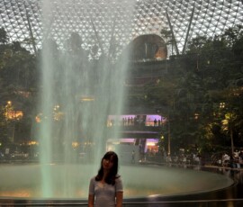 Marianna przy wodospadzie Jewel Changi Marianna przy wodospadzie Rain Vortex na lotnisku Changi w Singapurze