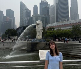 Marianna przy Merlionie Marianna przy fontannie Merlion z panoramą wieżowców Singapuru